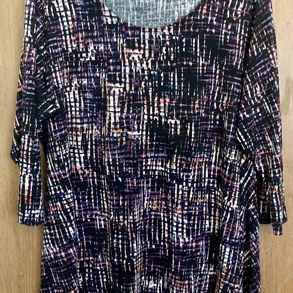 Rayon 3x black & red  patterned round neck tunic.
